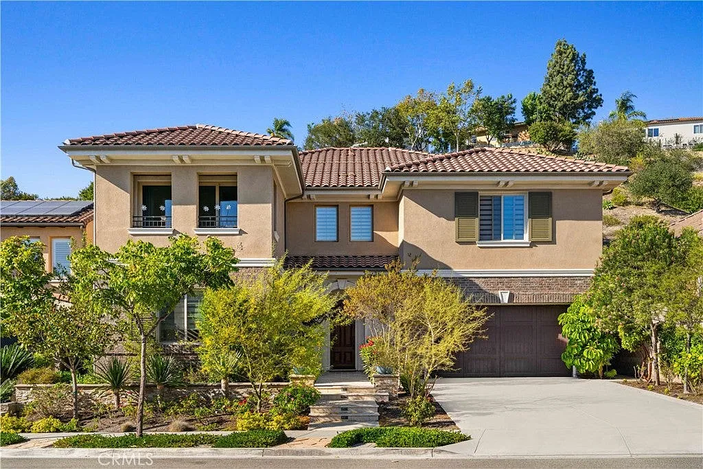 5 bed, 4.5 bath, 4870 sqft, $9,500 — Photo 1