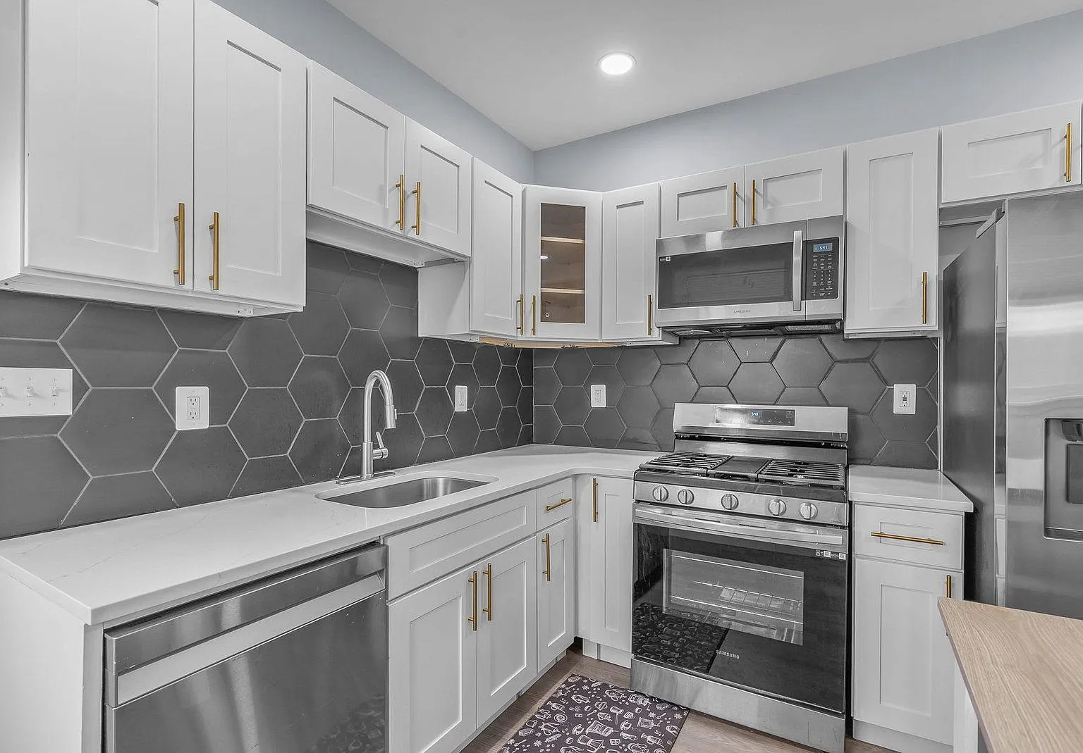 3 bed, 2.5 bath, 1208 sqft, $2,450 — Photo 3
