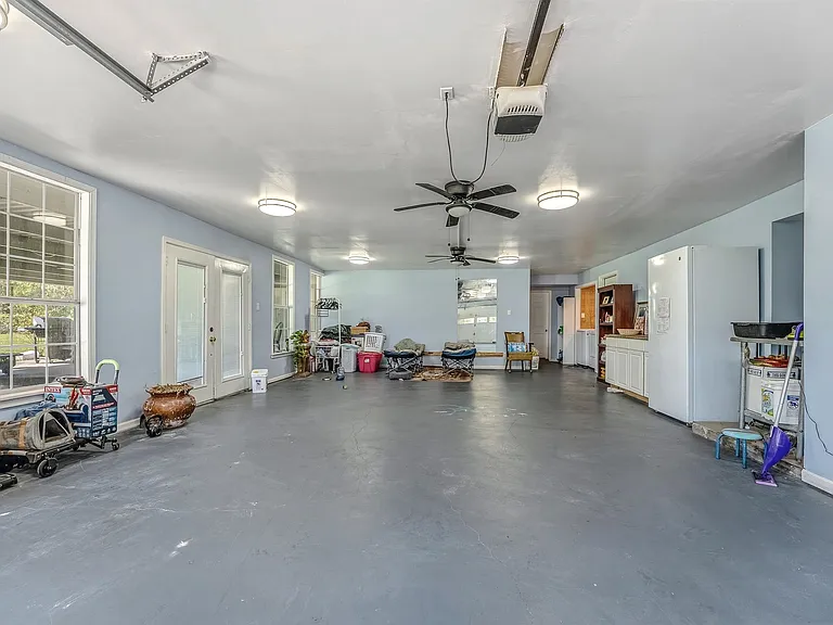 301 N Thomson Ave — Photo 41