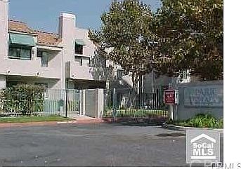 5th image of 633 Park Shadow Ct