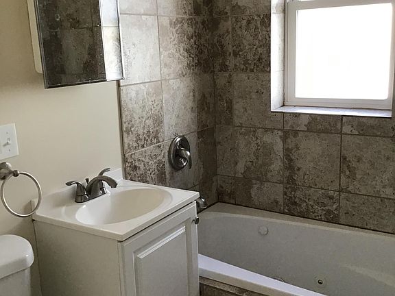 4th image of 6321 N Sacramento Ave APT 3E
