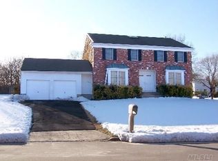 30 Oakdale Ave, Farmingville, NY 11738