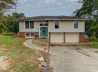 14831 Crystal Dr, Crystal Lakes, MO 64024