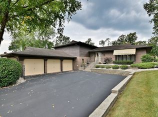 7976 Clarendon Hills Rd, Willowbrook, IL 60527