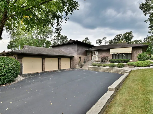 7976 Clarendon Hills Rd, Willowbrook, IL 60527