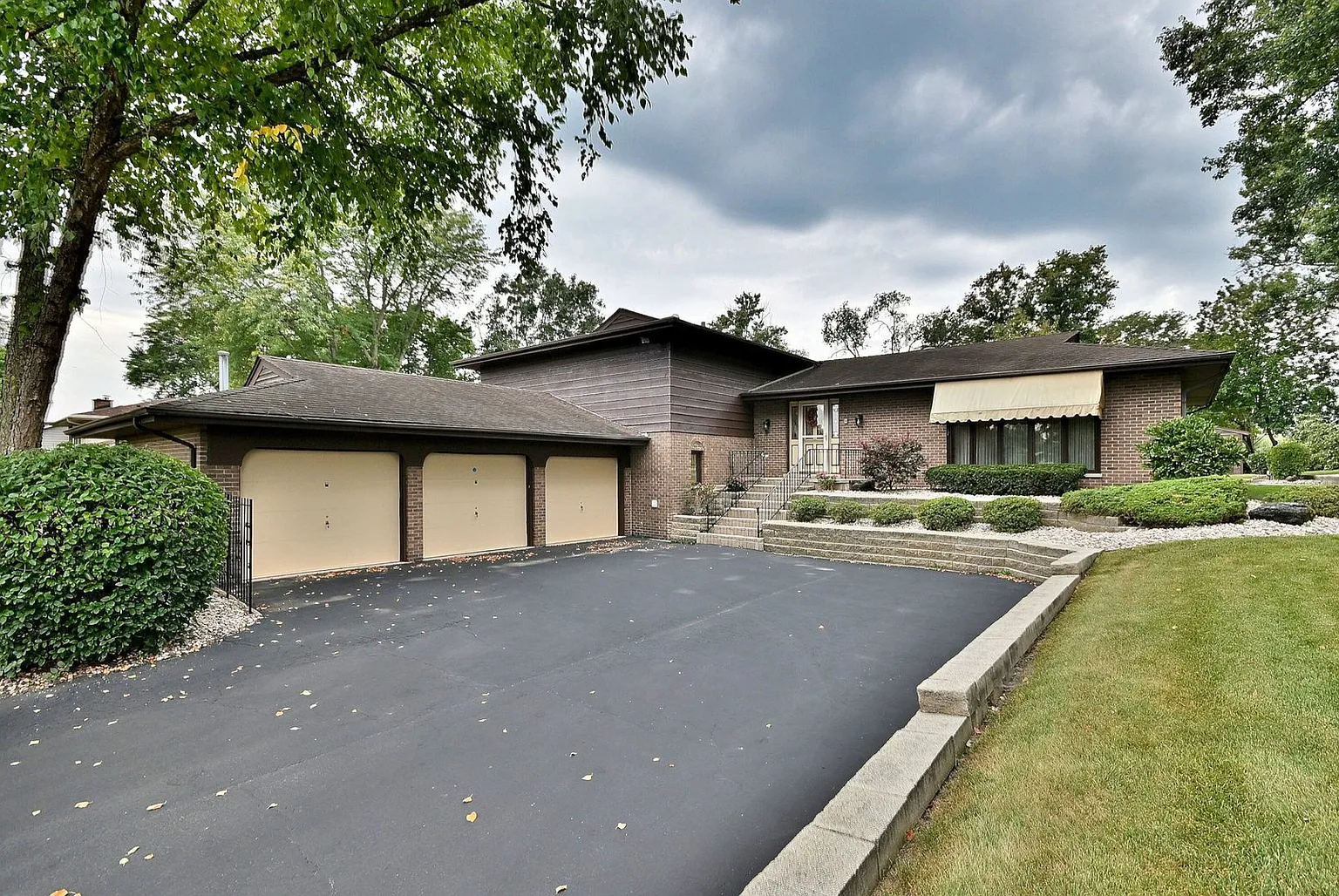 7976 Clarendon Hills Rd photo 1