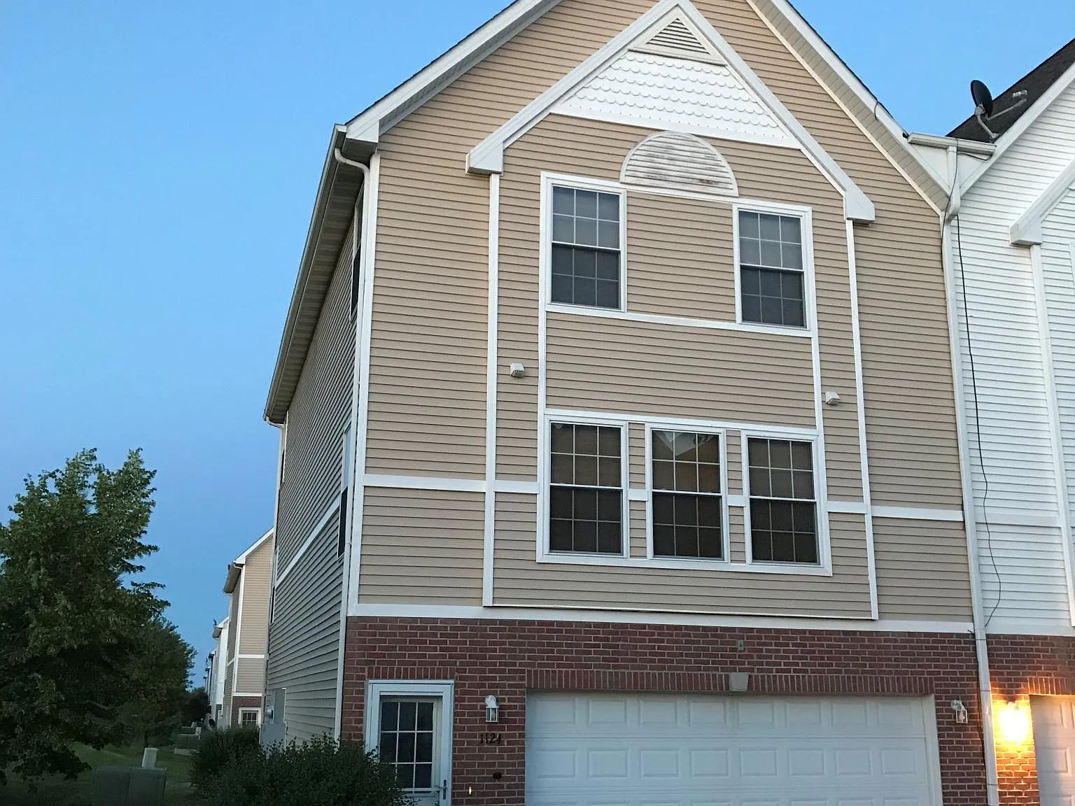 2 bed, 1.5 bath, 1056 sqft, $1,350 — Photo 2