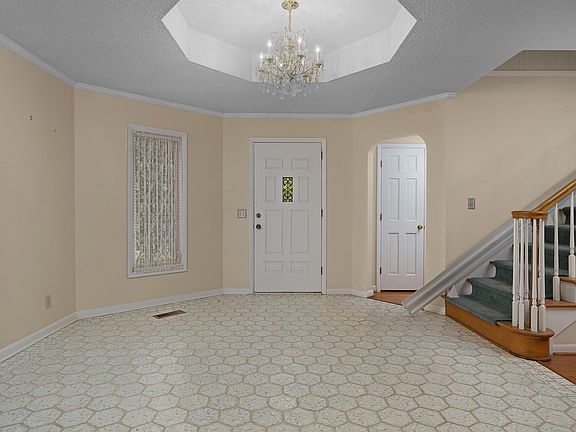 3rd image of 1018 River Hills Dr