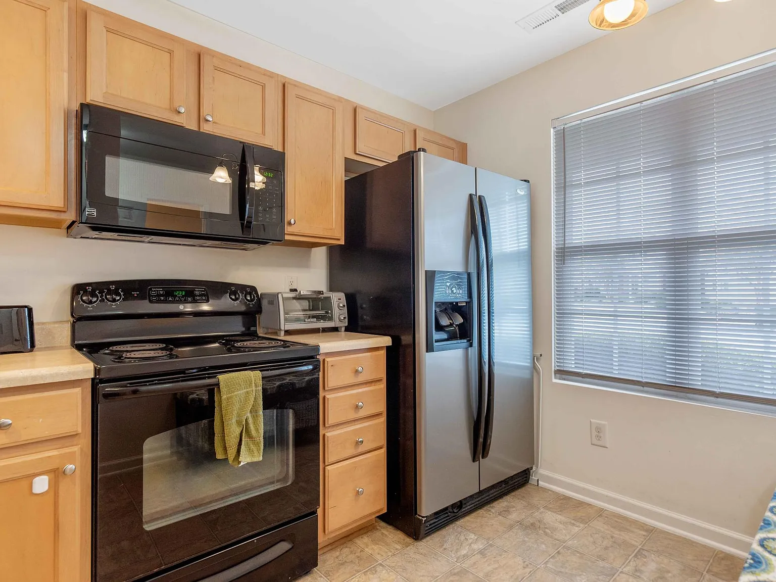 2 bed, 2.5 bath, 1175 sqft, $3,000 — Photo 2