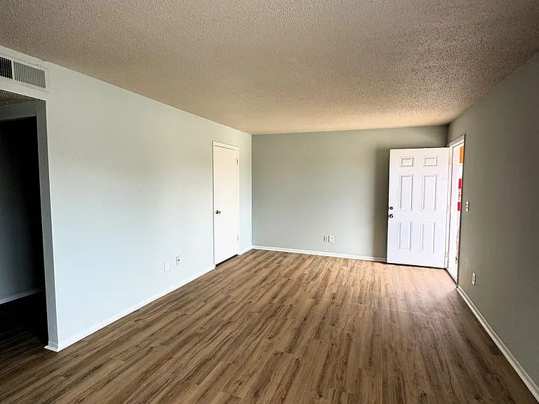 2226 Jonathan Dr NW #C — Photo 3