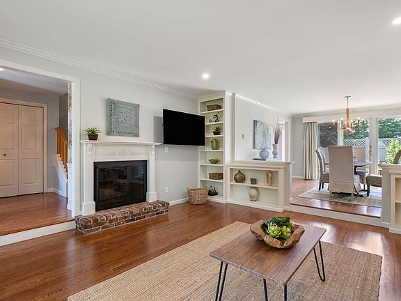 4th image of 22 Floret Cir