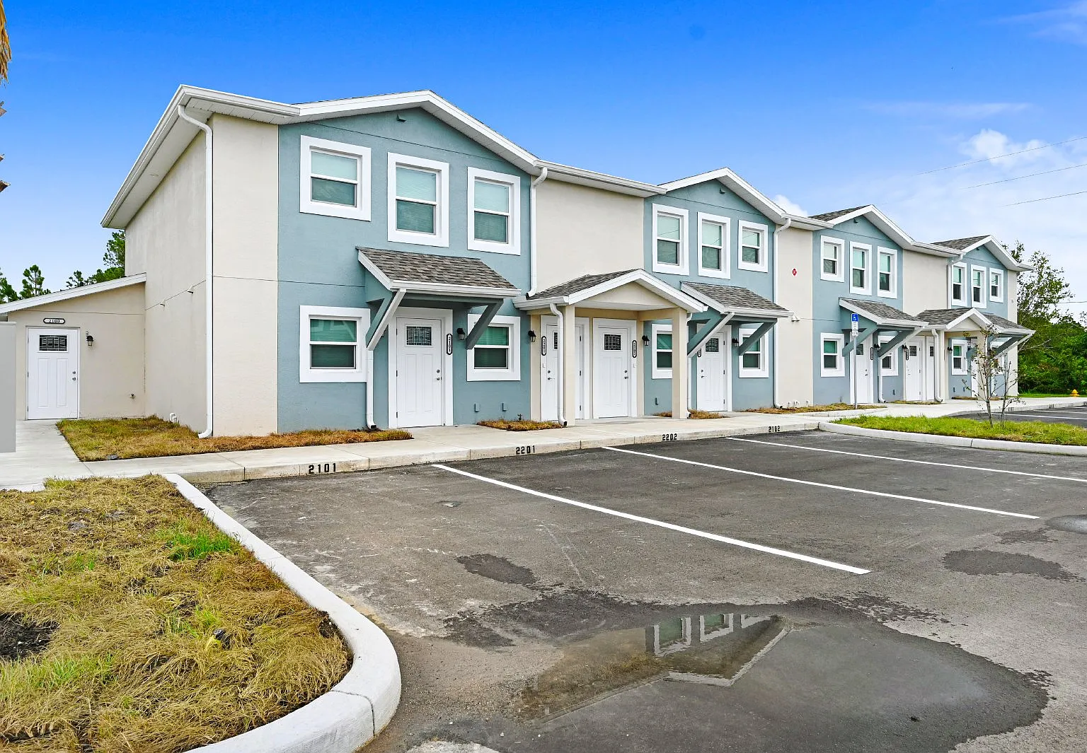 2 bed, 1.0 bath, 950 sqft, $1,300 — Photo 1