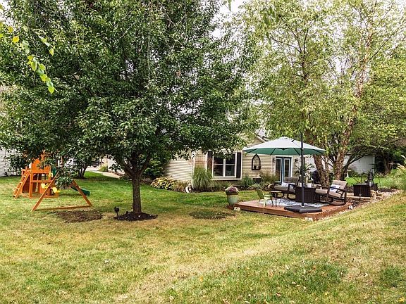 3rd image of 1053 Hampshire Pl