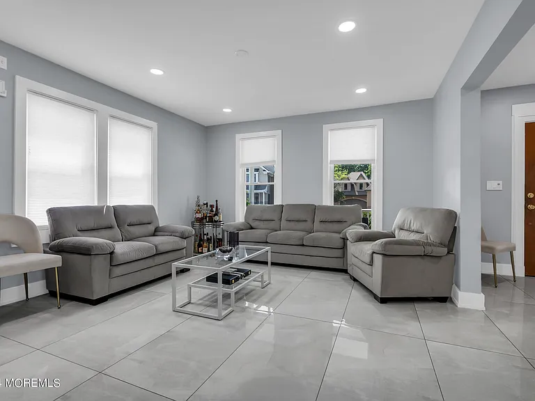 325 Roosevelt Ave — Photo 13