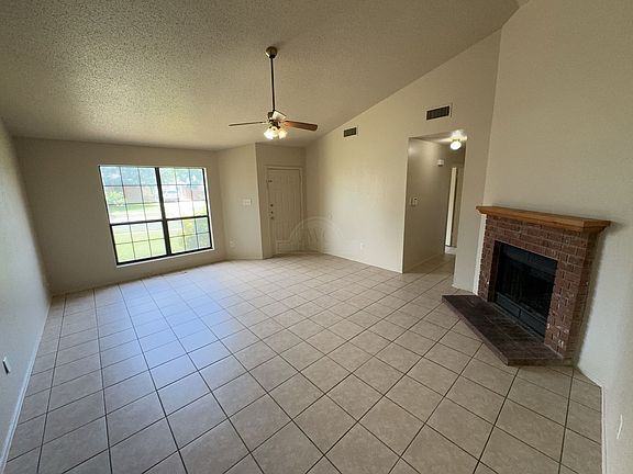 3rd image of 2208 Hemlock Dr