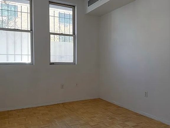 3rd image of 28 Maujer St APT 1