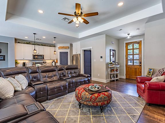5th image of 1105 Victory Ln