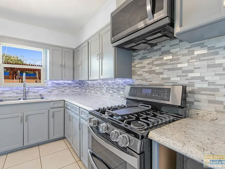 221 E Adams St — Photo 15