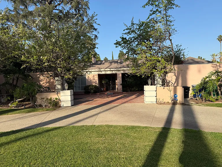 Benedict Canyon Dr — Photo 1