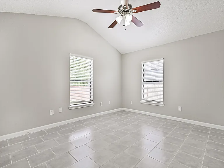5220 Krueger Dr — Photo 32