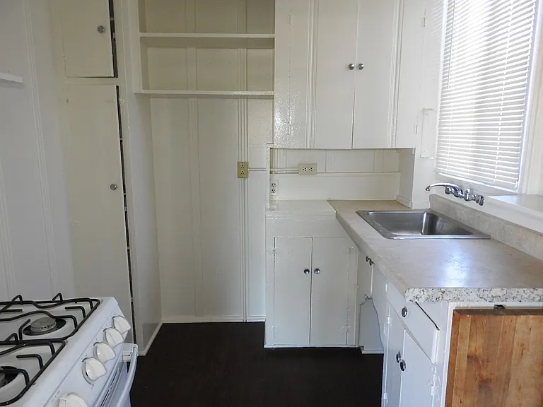 4866-70 Brighton Ave — Photo 10