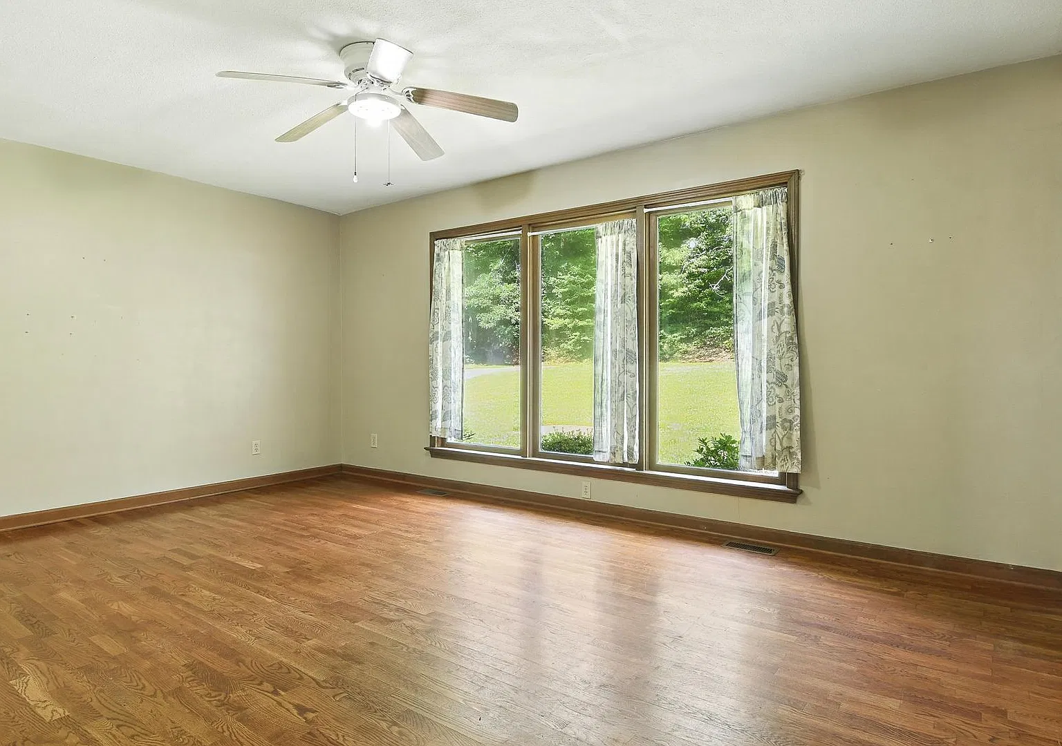 Spacious 3 Bed, 3 Bath Home on an Acre Move-In Ready! — Photo 3