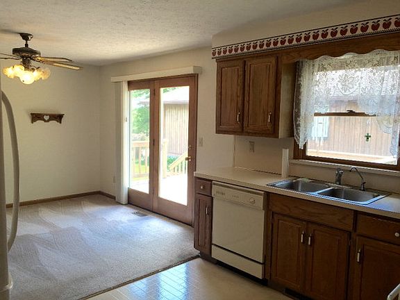 4th image of 1375 Hillcrest Dr