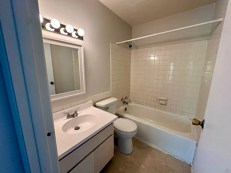 1450 Meadowview Dr #10 — Photo 6