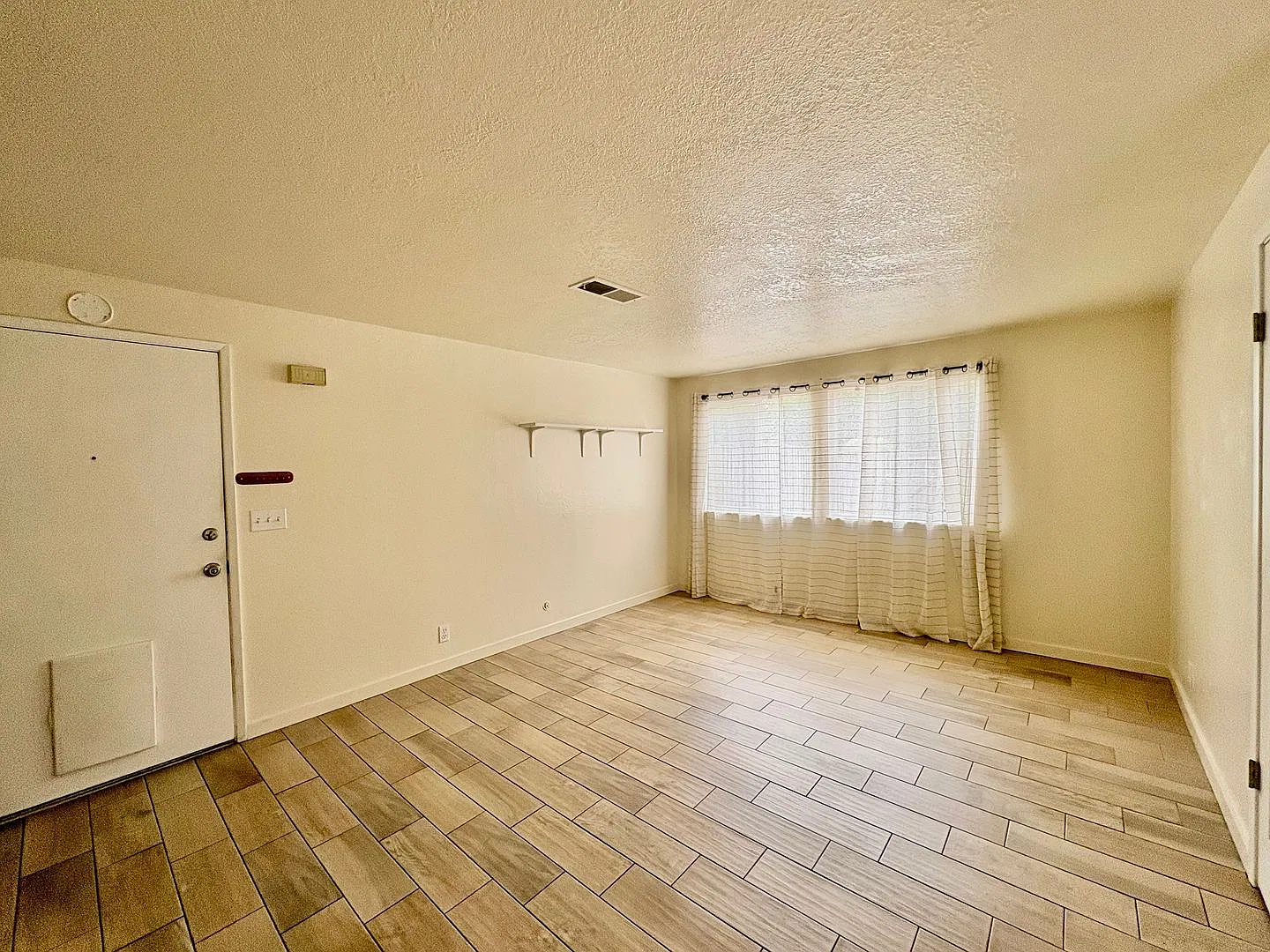 3 Bed 1.5 Bath Townhouse — Photo 2