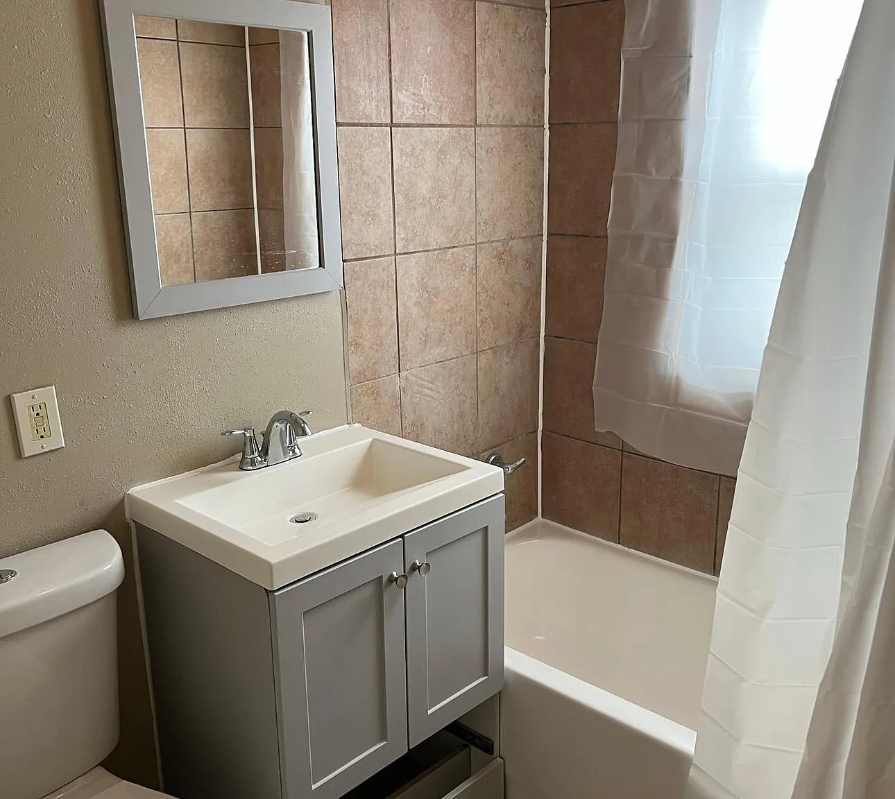 135 E Keefe Ave — Photo 2