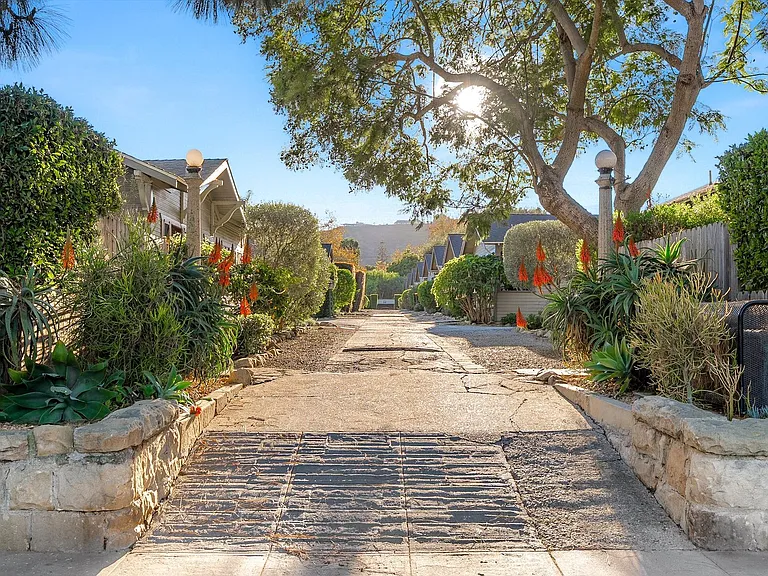 617 De La Vina St — Photo 3