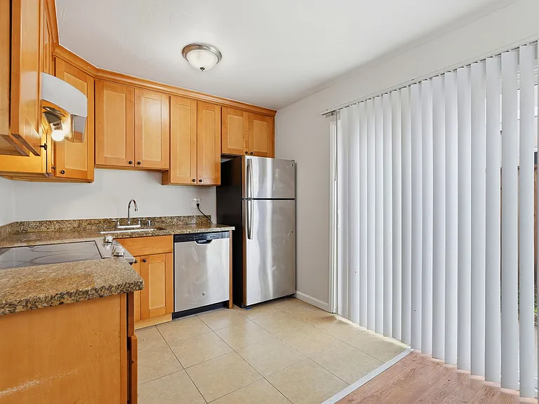 Poplar Plaza Apartments — Photo 7