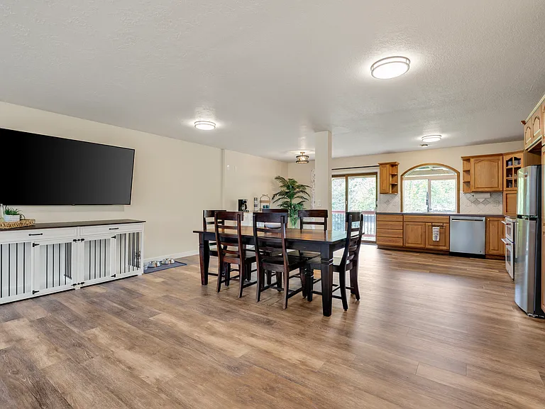 Upper Level
+Dining for 6