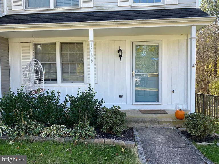1666 Barnstead Dr — Photo 2