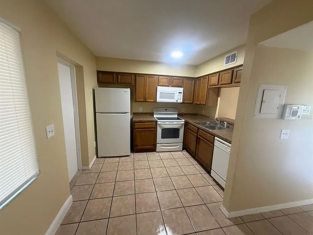2 bed, 1.5 bath, 930 sqft, $1,395 — Photo 2
