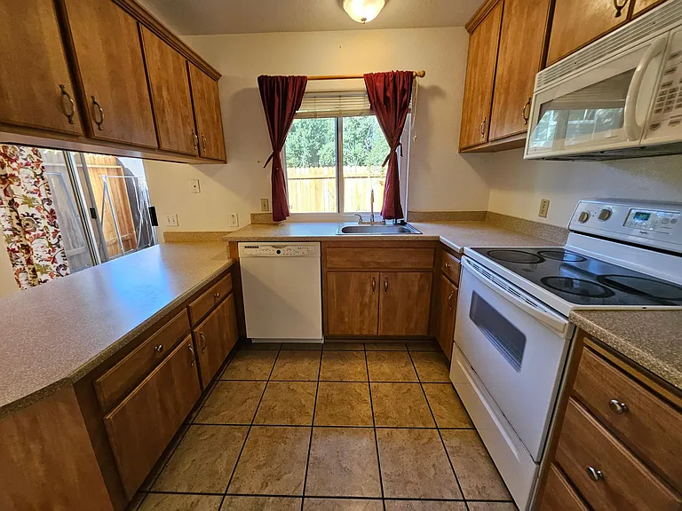 1581 Drake Dr — Photo 8