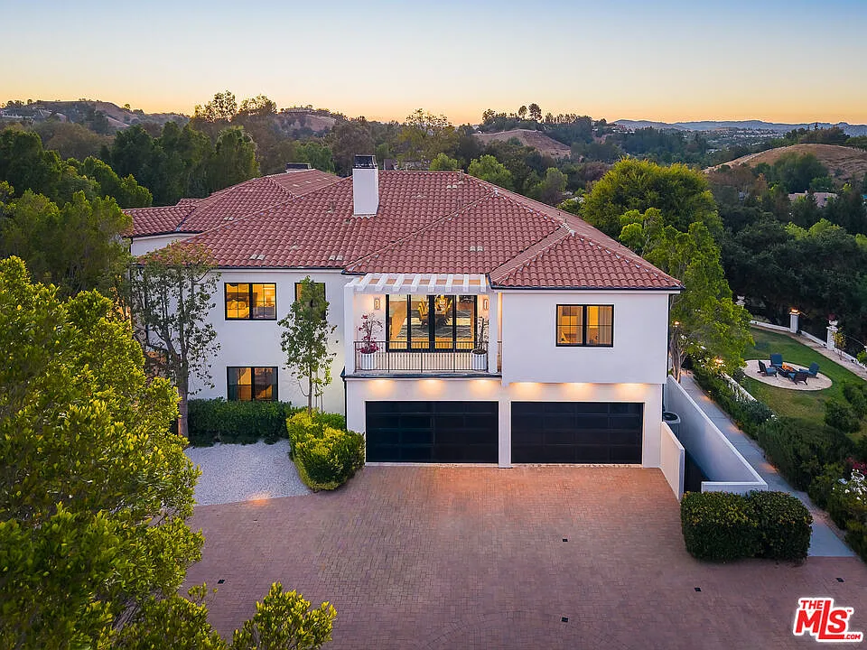 6 bed, 5.5 bath, 11120 sqft, $50,000 — Photo 1