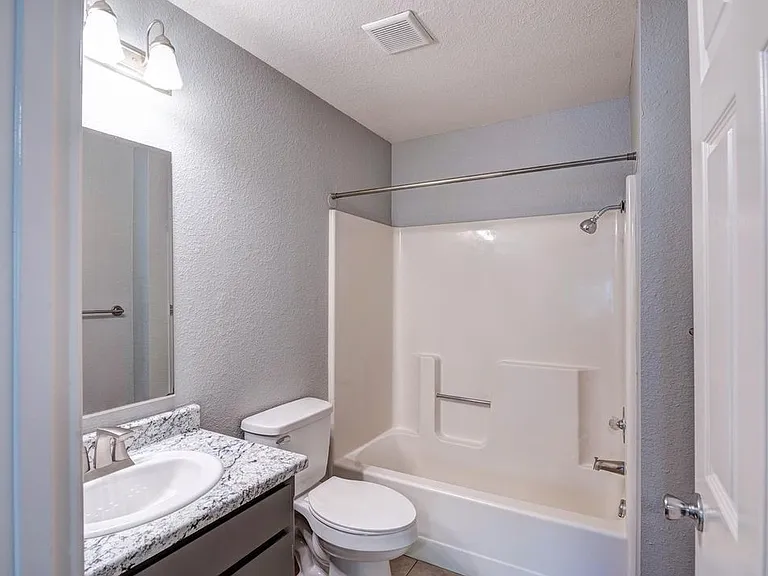 Sandpointe Apartments — Photo 11