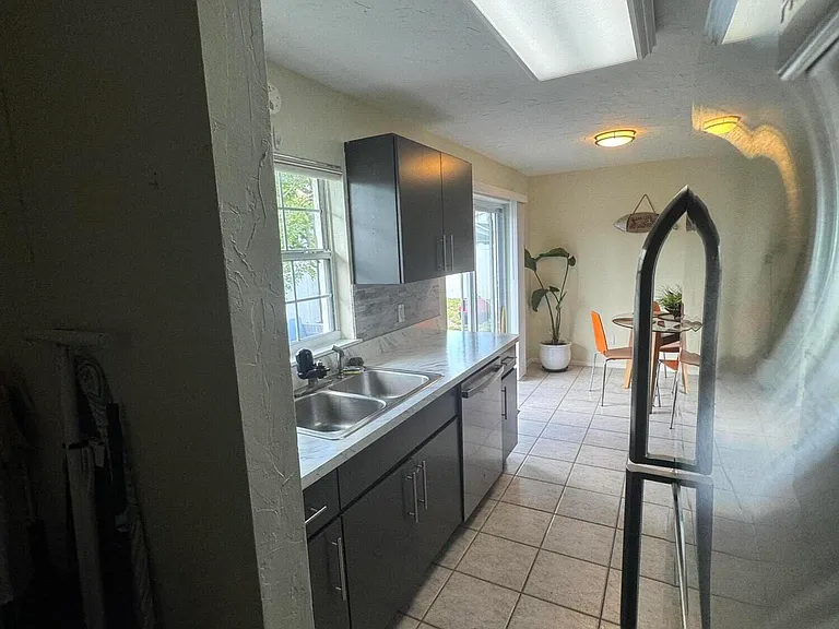 121 Franklyn Ave — Photo 11