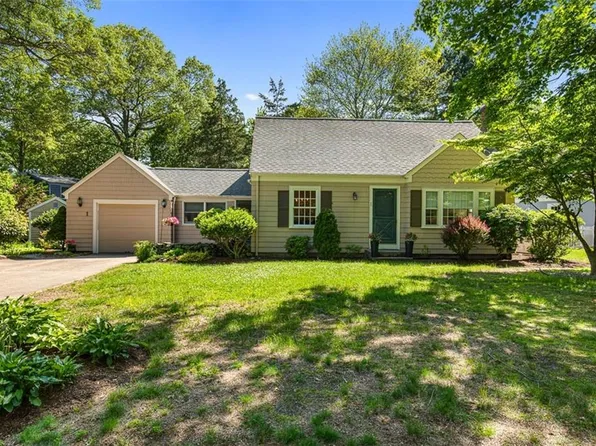 1 Joann Dr, Barrington, RI 02806