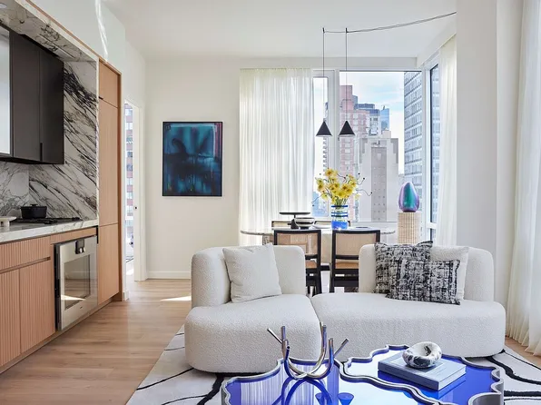 135 E 47th St #29C, New York, NY 10017