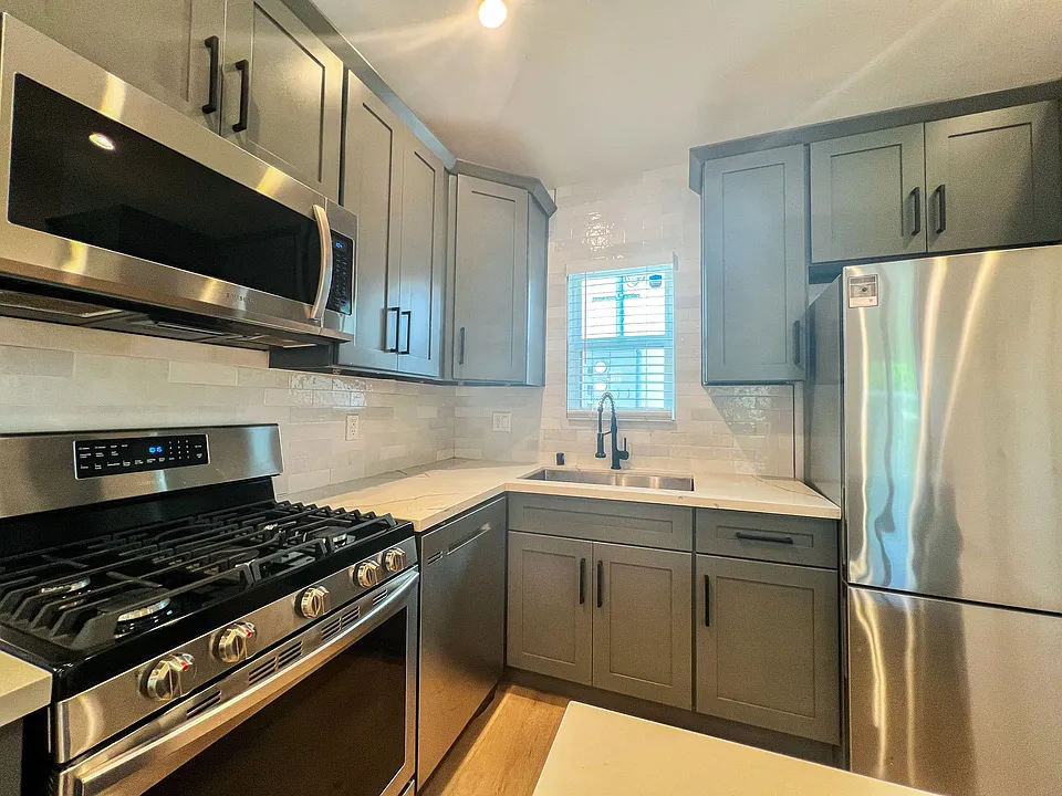 3795 Rosewood Ave - Stand Alone Unit