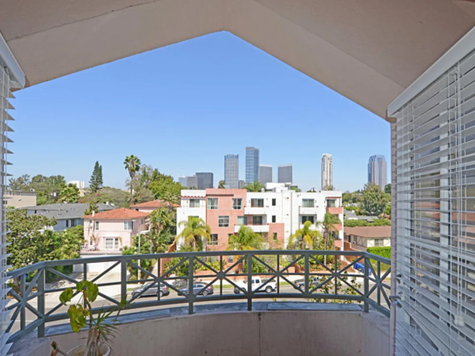 2015 S Beverly Glen Blvd #402