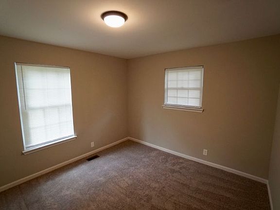 3rd image of 919 Hillcrest Dr
