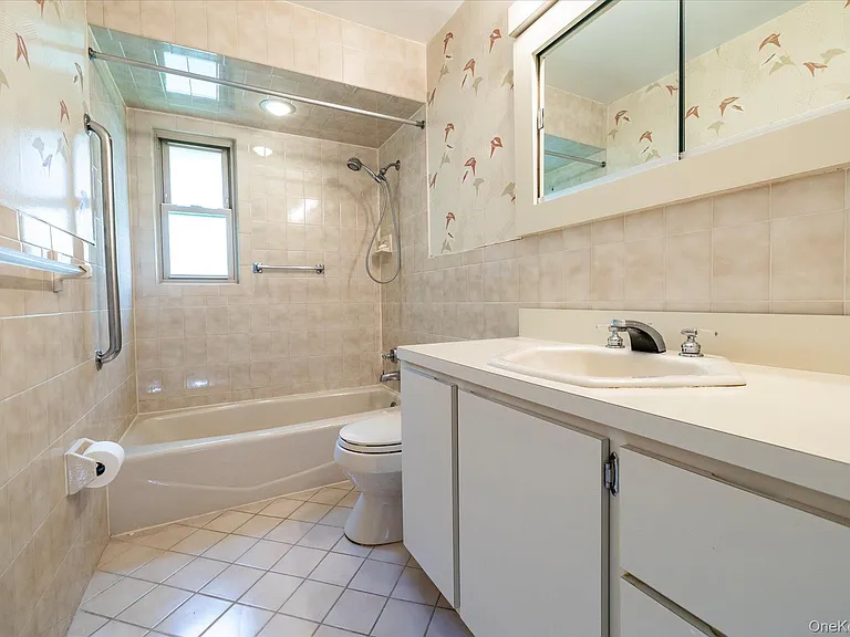 531 Surrey Pl — Photo 17