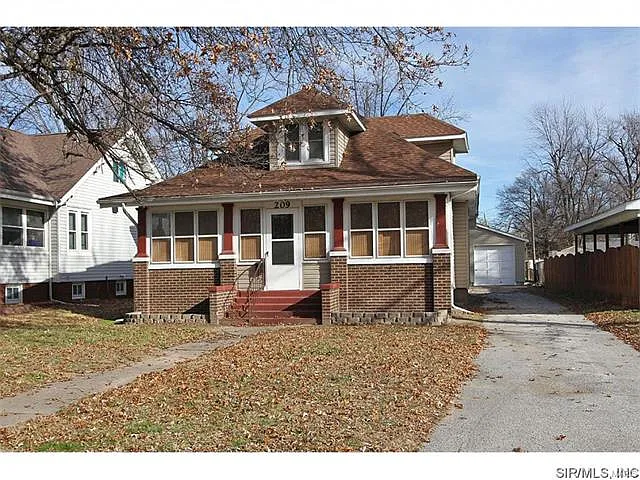 209 8th St photo 1