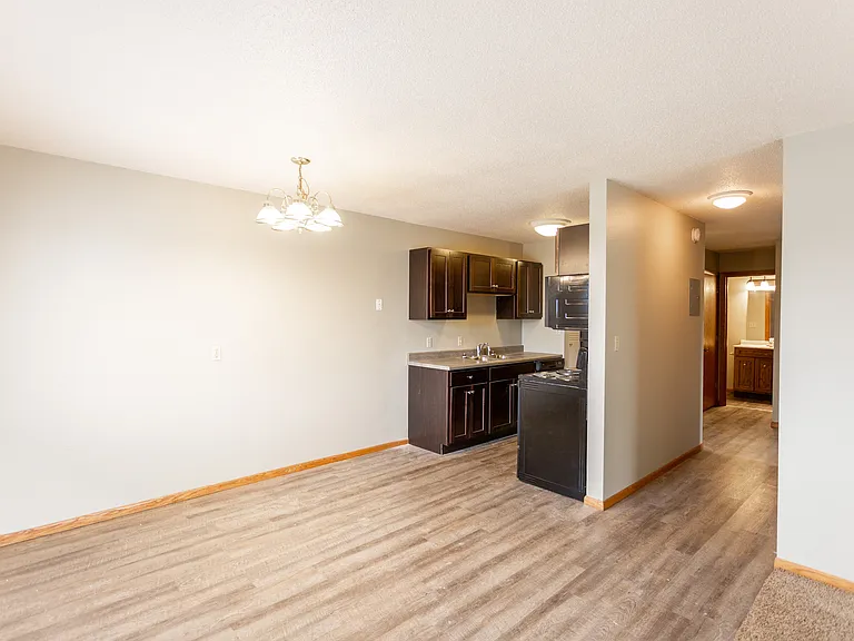Kings Kourt Apartments — Photo 11