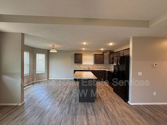 3rd image of 1160 E New Madrid St
