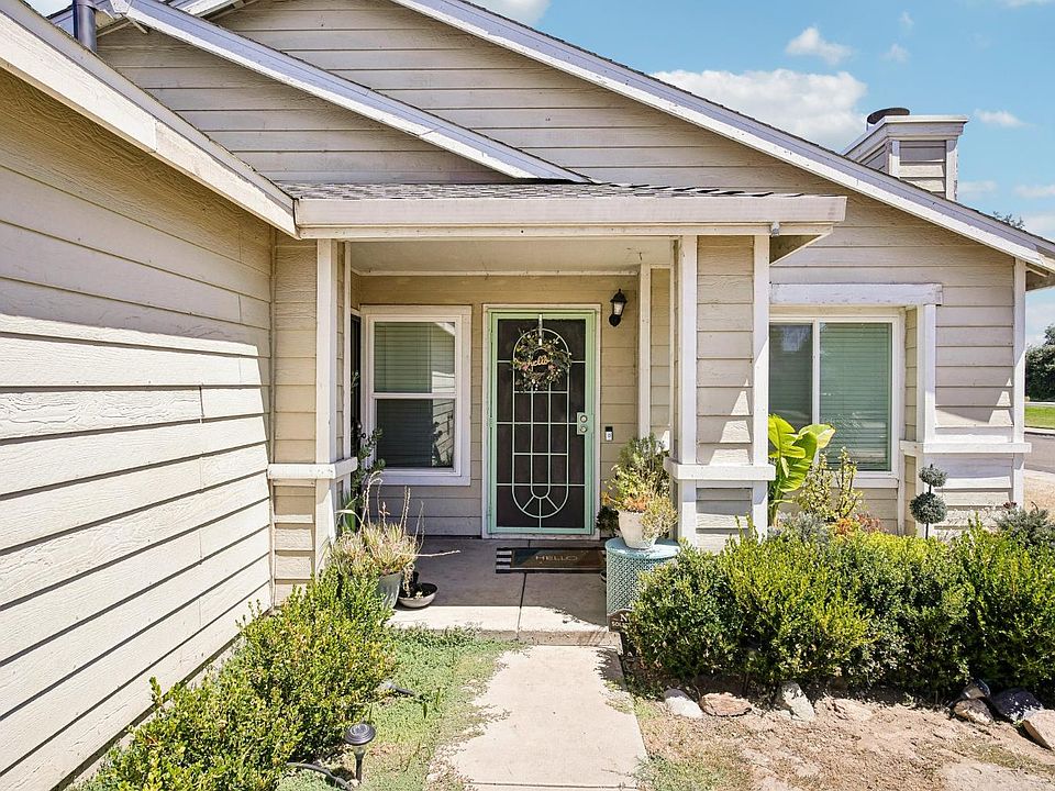 2nd image of 3655 Castlepark Dr