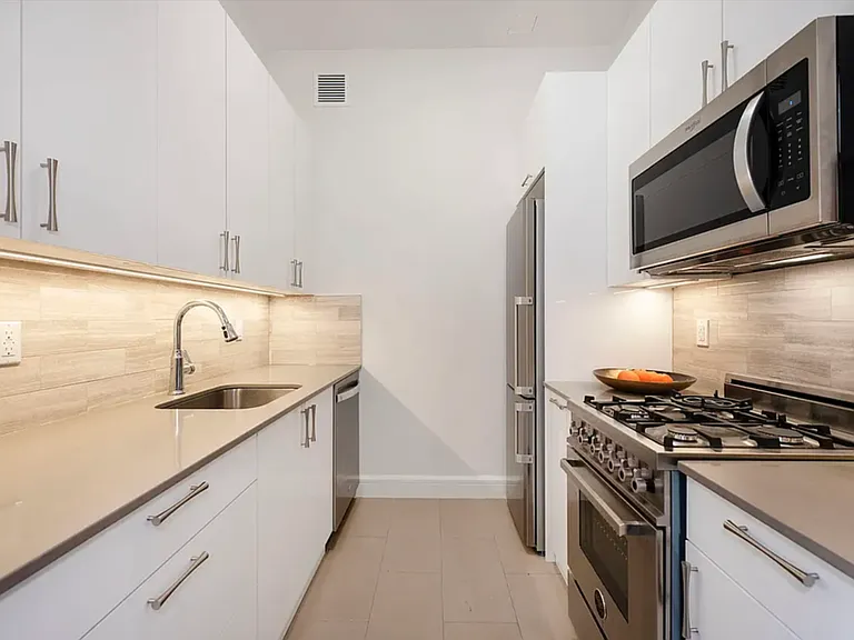 110 Greenwich St #6F — Photo 1